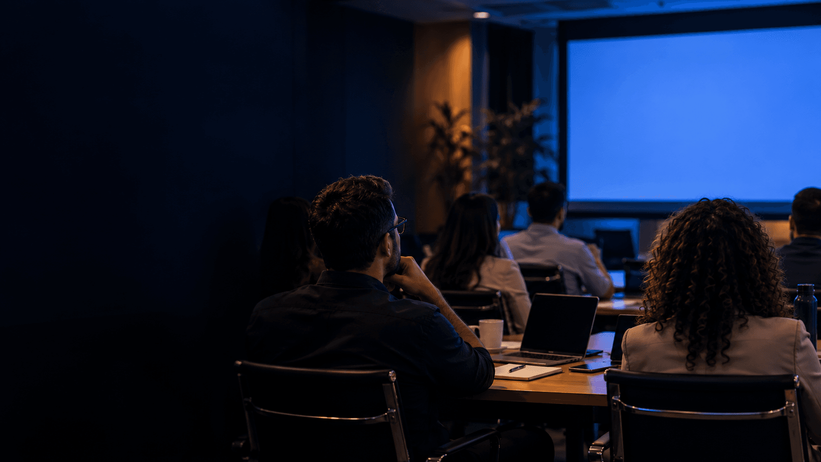 Cena conceitual de uma sala empresarial preparada para treinamento
